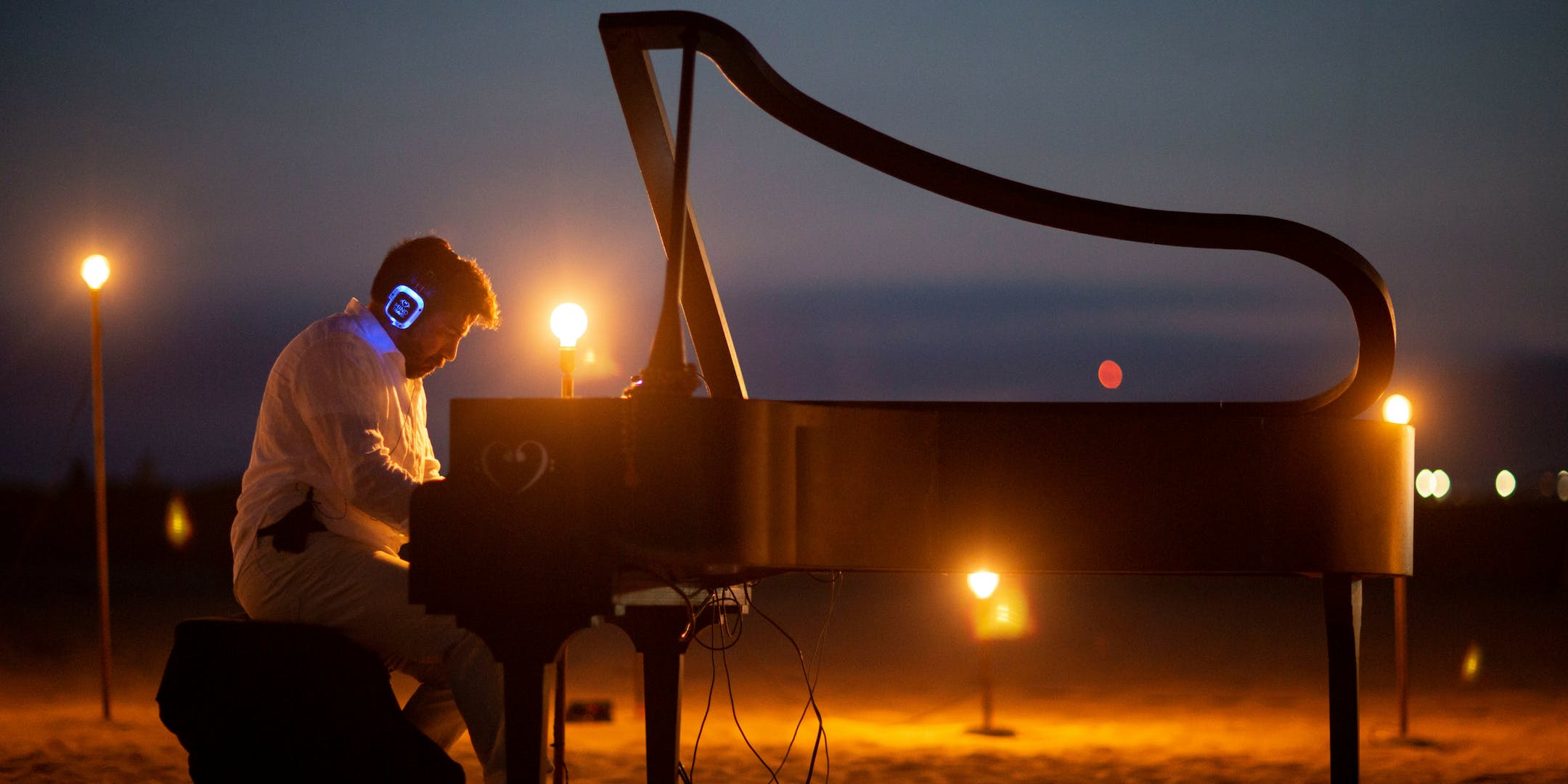 MindTravel Live-to-Headphones 'Silent' Immersive Piano Experience at Santa Monica Beach