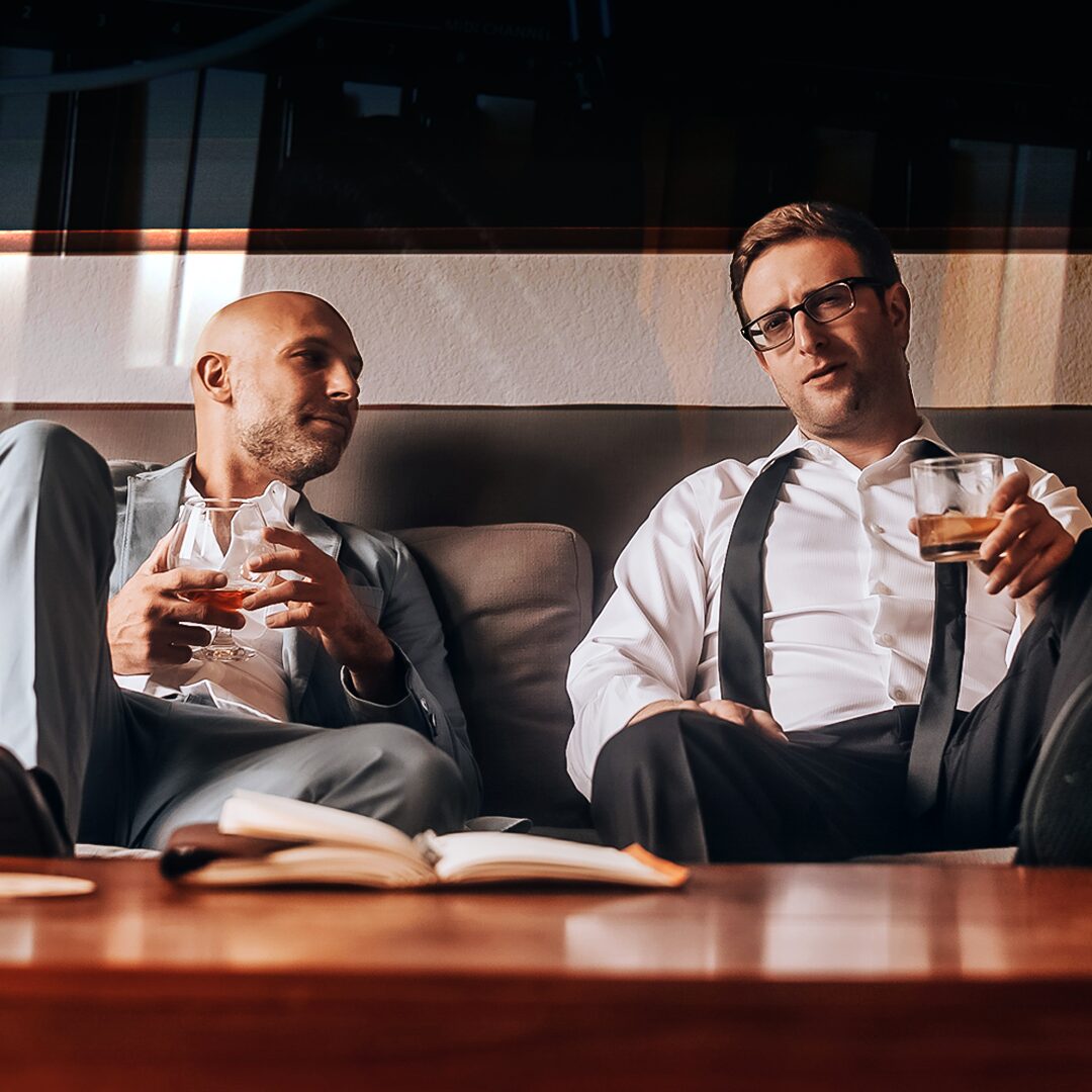 Two Dueling Piano Performers holding cocktails